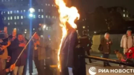 ՏԵՍԱՆՅՈՒԹ. Լոնդոնում այրել են վարչապետ Բորիս Ջոնսոնի կերպարով խրտվիլակը