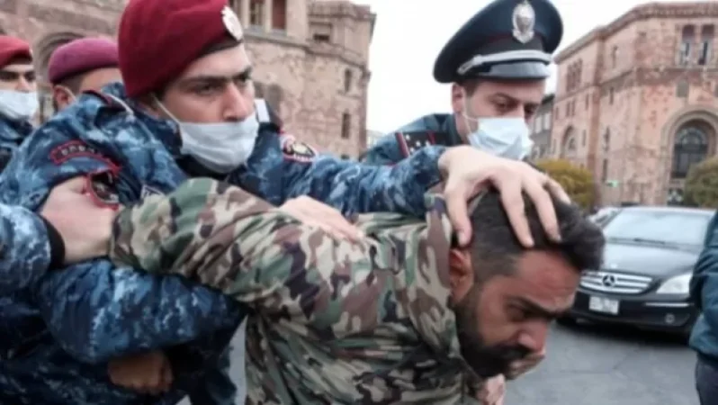 Կառավարության շենքի դիմաց բողոքի ակցիա իրականացնող 16 քաղաքացի է բերման ենթարկվել