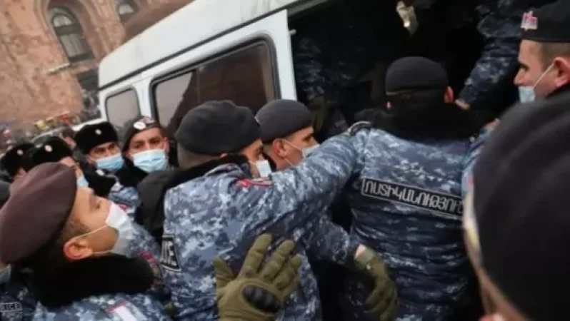 Քանի մարդ է կառավարության մոտից  բերման ենթարկել. ոստիկանությունը թիվ է հրապարակել