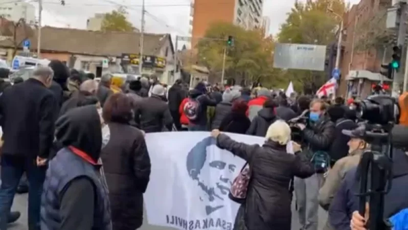 Սաակաշվիլիի հարյուրավոր կողմնակիցներ բողոքի երթ են անցկացնում Թբիլիսիում