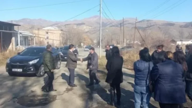 Ոչ օրինական ձևով փոխված համարանիշներ, վարչական ռեսուրսի չարաշահում. Ինչպես է Լոռու մարզպետը քարոզարշավ անում. Yerevan. today