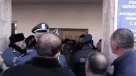 ՏԵՍԱՆՅՈՒԹ․ Լարված իրավիճակ Բյուրականում. քաշքշուկ սկսվեց ոստիկանների և քաղաքացիների միջև