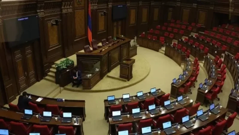 ԱԺ-ն երկու նոր պատգամավոր ունի. նրանցից երդվեց միայն մեկը, իսկ մյուսը նիստը բոյկոտեց