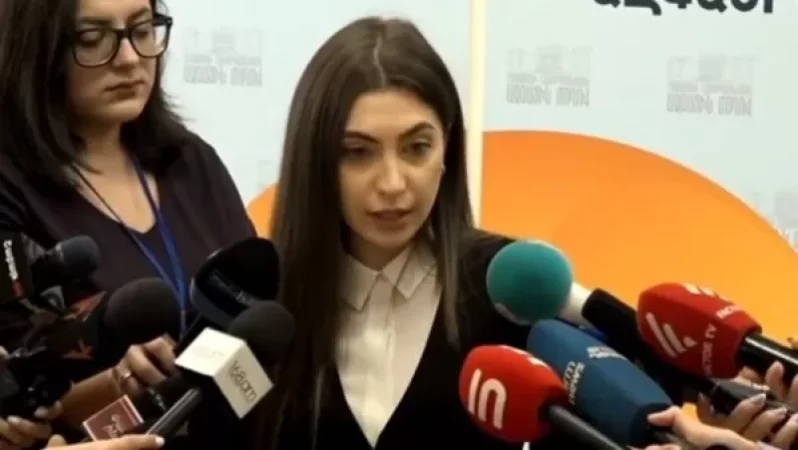 Նախկին ասֆալտչիկի դերը ստանձնած անձնավորությունը գնում է ՊՆ․ պատգամավորը՝ Պապիկյանի մասին