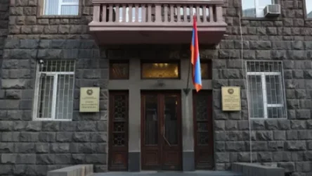 Քաղաքացին կոտրել է ԱԱԾ  շենքի մուտքի դռան ապակին. Aravot.am