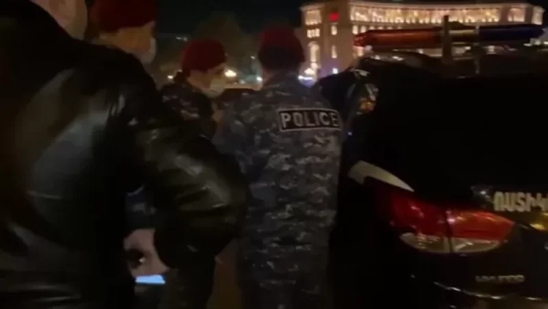 Video: Elderly Man Burns Coat and Throws It Towards Government Building