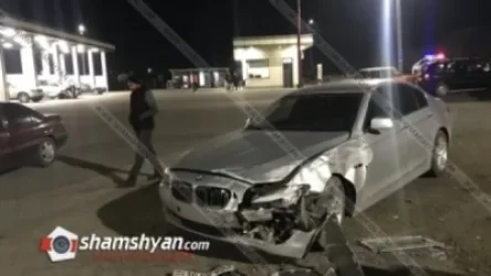 Ավտովթար Արմավիրի մարզում գազալցակայանի մոտ բախվել են BMW-ն ու 07-ը. կա վիրավոր