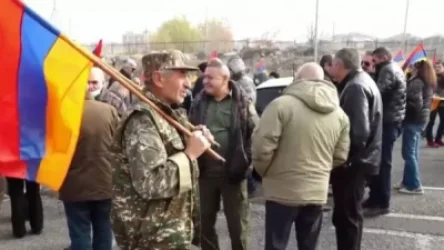 «Պահանջում ենք զինել Սյունիքի բնակչությանը». ակցիա` ՊՆ շենքի մոտ