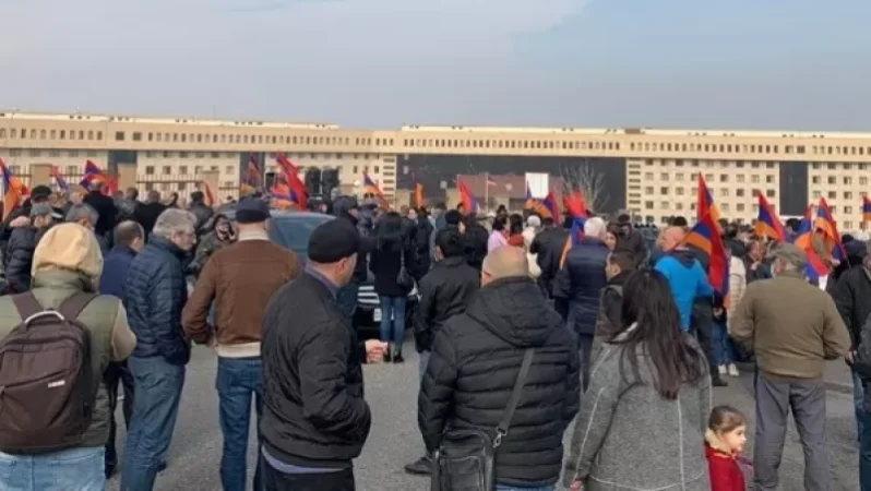 Բողոքի ակցիա Պաշտպանության նախարարության դիմաց