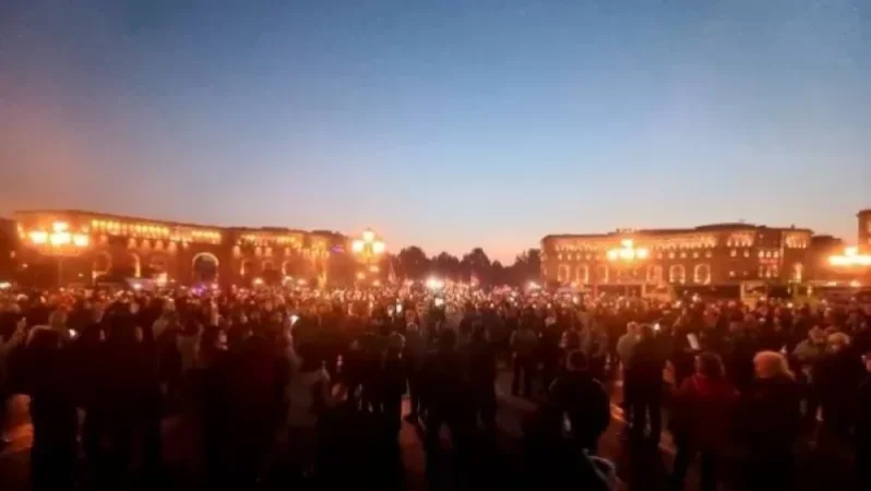 «Եթե  քաղաքական ուժը փորձի զուգահեռել  եռագույնն իր կուսակցական դրոշի հետ, ուրեմն նա ծառայում է թուրքին». հանրահավաքը շարունակվում է