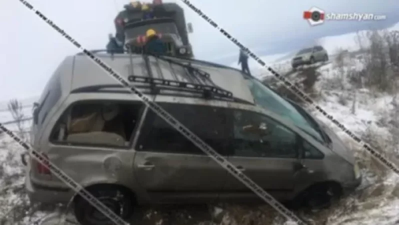 Ford Galaxy-ն ճանապարհի մերկասառույցի պատճառով կողաշրջված ընկել է ձորակը