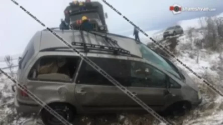 Ford Galaxy-ն ճանապարհի մերկասառույցի պատճառով կողաշրջված ընկել է ձորակը