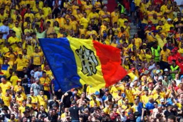 ՏԵՍԱՆՅՈՒԹ. Ռումինացի երկրպագուներն Ուկրաինայի հետ խաղի ժամանակ կախել են Դոնեցկի դրոշը եւ «Պուտին» վանկարկել