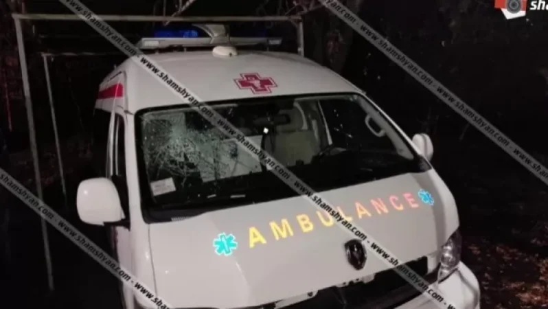 Նոր Հաճնի պոլիկլինիկայի շտապօգնության ավտոմեքենան բախվել է էլեկտրասյանը. վարորդը, բուժքույրն ու բժիշկը տեղափոխվել են հիվանդանոց