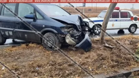 Opel-ը բախվել է էլեկտրասյանն ու տապալել այն