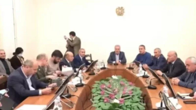 Պաշտպանության հանձնաժողովում հրավիրված քննարկումը մեկնարկից 5 րոպե անց ընդհատվեց