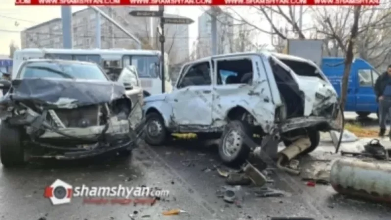 Խոշոր ավտովթար՝ Աբովյան քաղաքում․ Mercedes-ը տապալել է գազախողովակի սյունը