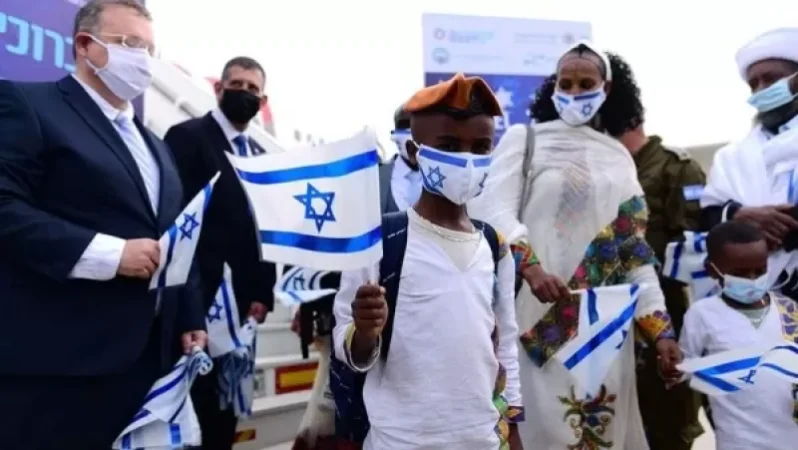 Israel Closes Borders Due to Omicron Variant