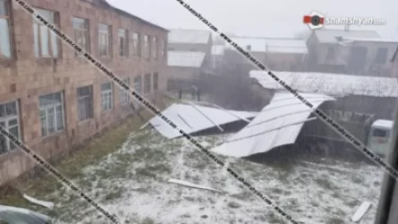 Շիրակում ուժեղ քամին Արթիկի թիվ 1 դպրոցի տանիքն ամբողջությամբ պոկել ու շպրտել է