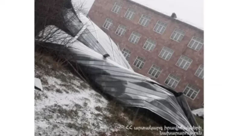 Photos: Effects of Strong Winds in Artik