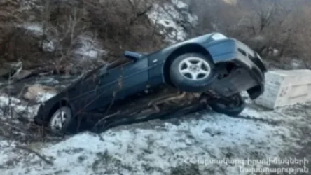 «Mercedes»-ը դուրս է եկել ճանապարհի երթևեկելի հատվածից և հայտնվել ջրատարի մեջ