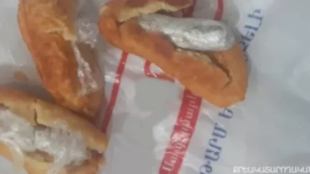 Կարկանդակներ՝ ներսում պոլիէթիլենային տոպրակով պարուրված թմրամիջոցի նմանվող զանգվածով. ՔԿԾ