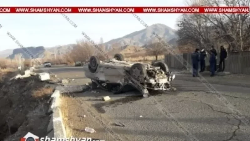 Վայոց Ձորում մեքենան բախվել է բետոնե արգելապատնեշներին և գլխիվայր շրջվել. հոսպիտալացվածները մայր ու որդի են. Shamshyan. com