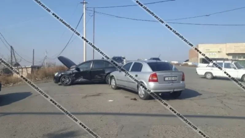 Էջմիածնում բախվել են Chevrolet-ն ու Opel-ը. կա վիրավոր