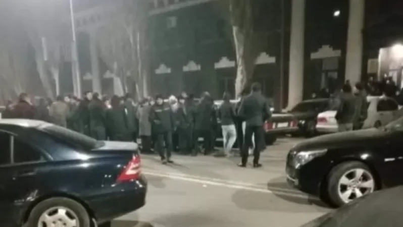 Ալեն Սիմոնյանը դառնում է Ադրբեջանի զակազչիկը. Անհետ կորածների մի խումբ ծնողներ գիշերել են ԱԺ մուտքի մոտ