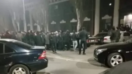 Ալեն Սիմոնյանը դառնում է Ադրբեջանի զակազչիկը. Անհետ կորածների մի խումբ ծնողներ գիշերել են ԱԺ մուտքի մոտ