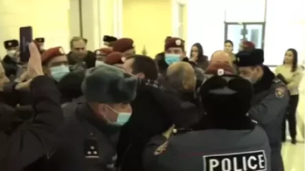 ՏԵՍԱՆՅՈՒԹ. Թեժ իրավիճակ` ԱԳՆ-ում. ոստիկանները ուժ գործադրելով դուրս բերեցին ցուցարարներին