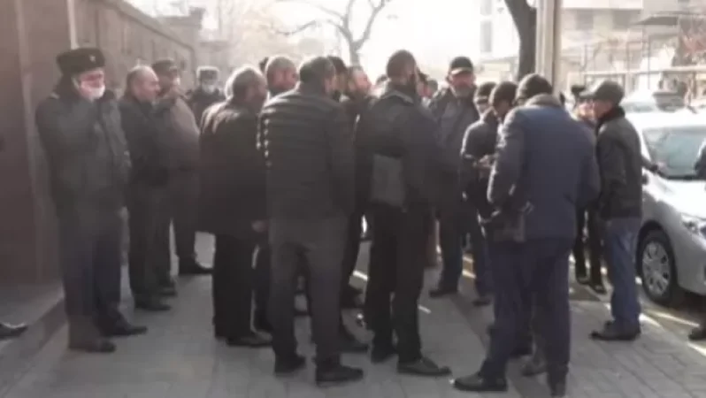 «Ի՞նչ, մորթեք, սպանեք, վերացրեք մեր երեխեքի՞ն». ընդդիմադիր պատգամավորները հանդիպեցին գերիների և անհետ կարածների հարազատներին