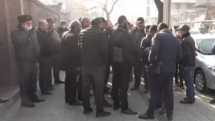 «Ի՞նչ, մորթեք, սպանեք, վերացրեք մեր երեխեքի՞ն». ընդդիմադիր պատգամավորները հանդիպեցին գերիների և անհետ կարածների հարազատներին