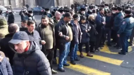 ՏԵՍԱՆՅՈՒԹ. Գերեվարված և անհետ կորած զինծառայողների հարազատները փակել են Բաղրամյան պողոտան