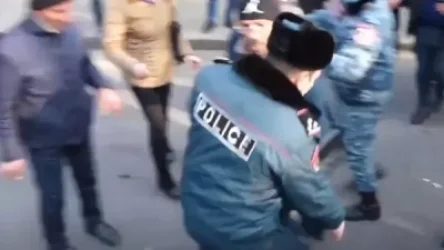 ՏԵՍԱՆՅՈՒԹ․ Երեխուն թո՛ղ. կարմիր բերետավորները ուժ կիրառելով բացում են Բաղրամյանը