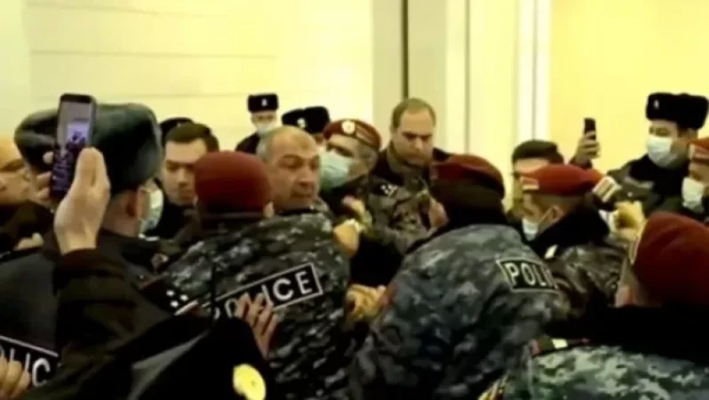 ԱԳՆ-ում իրավիճակը լարված է. ոստիկանները բերման ենթարկեցին Վահագն Չախալյանին