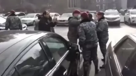 Video: Police Detain Protesters at the Ministry of Foreign Affairs