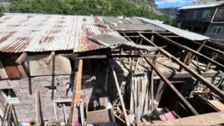 ԼՈՒՍԱՆԿԱՐՆԵՐ.  Քարկոփում ուժգին քամին տների տանիքներ է քշել. անձրևաջուրը տներ է լցվել. բնակիչ