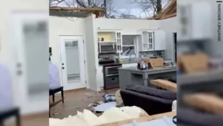 ՏԵՍԱՆՅՈՒԹ. Կենտուկիում աղետալի փոթորկից հետո տղամարդը դաշնամուր է նվագում ավիրված տանը