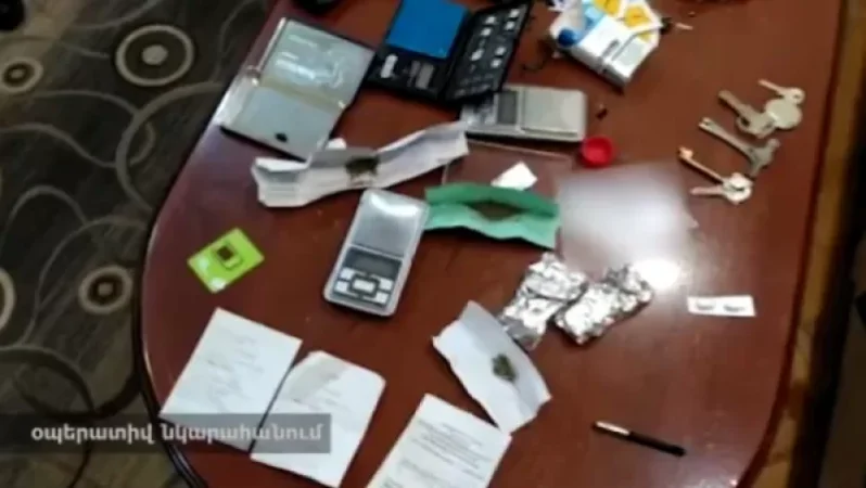 Երիտասարդի վարձած բնակարանում հայտնաբերվել հաշիշ, մեթամֆետամին, մարիխուանա, գազային ատրճանակ