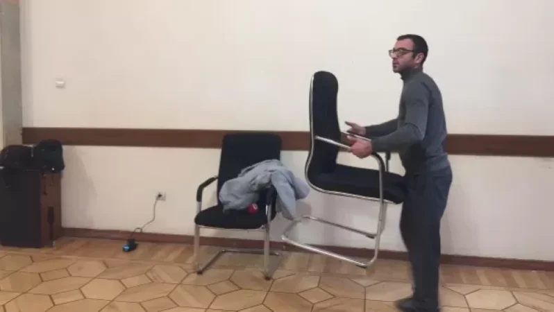 Ալեն Սիմոնյանը միջանցքով անցնելիս տեսել է օպերատորներին աթոռներին նստած,  լուսանկարել ու գնացել. աթոռները հավաքել են․ ահազանգ