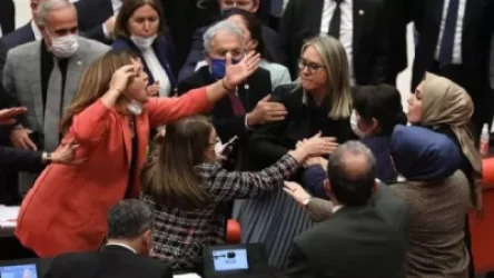 Թուրքիայի խորհրդարանում կին պատգամավորները ծեծկռտուք են սարքել