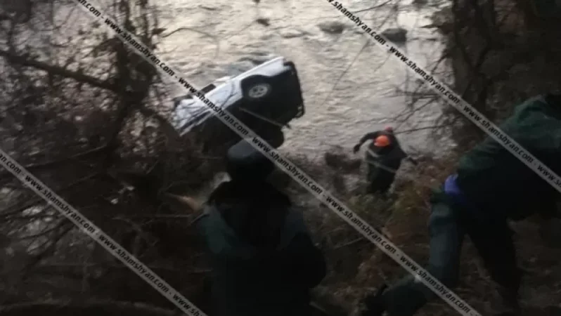 21-ամյա վարորդը ГАЗ 3102-ով բախվել է երկաթբետոնե արգելապատնեշին և գլխիվայր հայտնվել Աղստև գետում. դին դուրս են բերել Իջևանի հրշեջ-փրկարարները