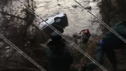 21-ամյա վարորդը ГАЗ 3102-ով բախվել է երկաթբետոնե արգելապատնեշին և գլխիվայր հայտնվել Աղստև գետում. դին դուրս են բերել Իջևանի հրշեջ-փրկարարները