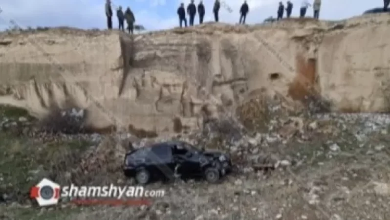 Կասկադյորական ավտովթար Արագածոտնում. Lada Priora–ն 10 մ բարձրությունից հայտնվել ձորում