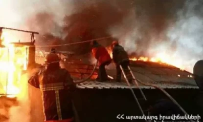 Կապան քաղաքի տներից մեկի տանիքում հրդեհ է բռնկվել