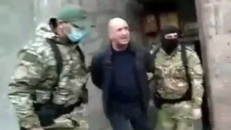 Հենց հիմա դիմակավորված համազգեստավորները Իսագուլյանին բերման են ենթարկում». Սամսոնյան