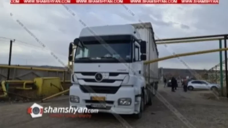 Արտակարգ դեպք Երևանում. իրանական համարանիշներով Mercedes-ը միսկոմբինատի մոտ կոտրել է գազատար խողովակները