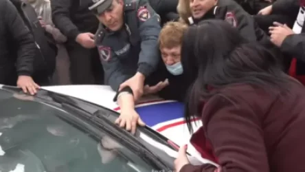 ՈՒՂԻՂ. Լարված իրավիճակ Փարաքարում.  բնակիչները փակեցլ են Զվարթնոց տանող ճանապարհը