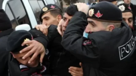 Ոստիկանների և «Ապրելու երկիր» կուսակցության կողմնակիցների միջև քաշքշուկ սկսվեց.կան բերման ենթարկվածներ